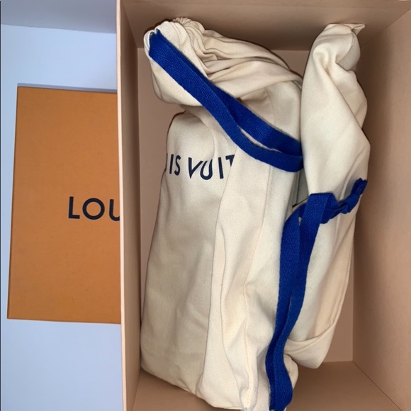 Louis Vuitton - Picture 5 of 11